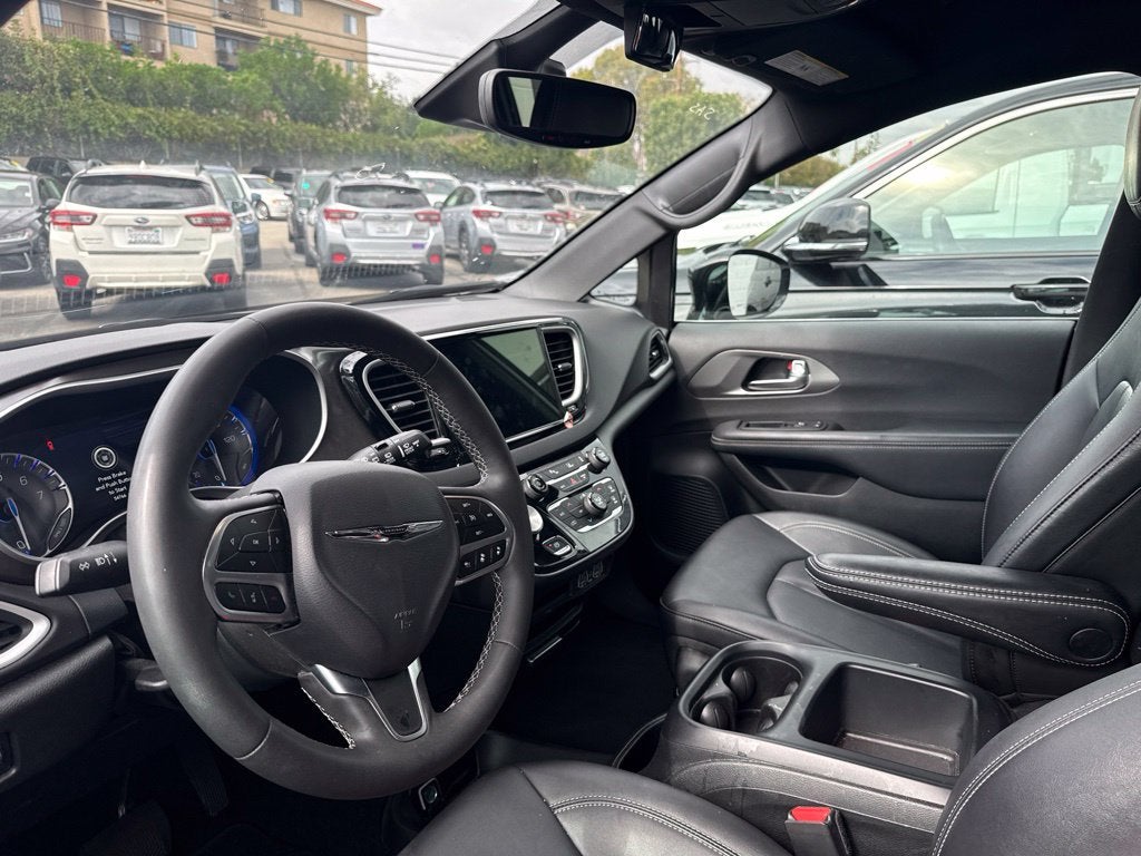 2025 Chrysler Pacifica Select