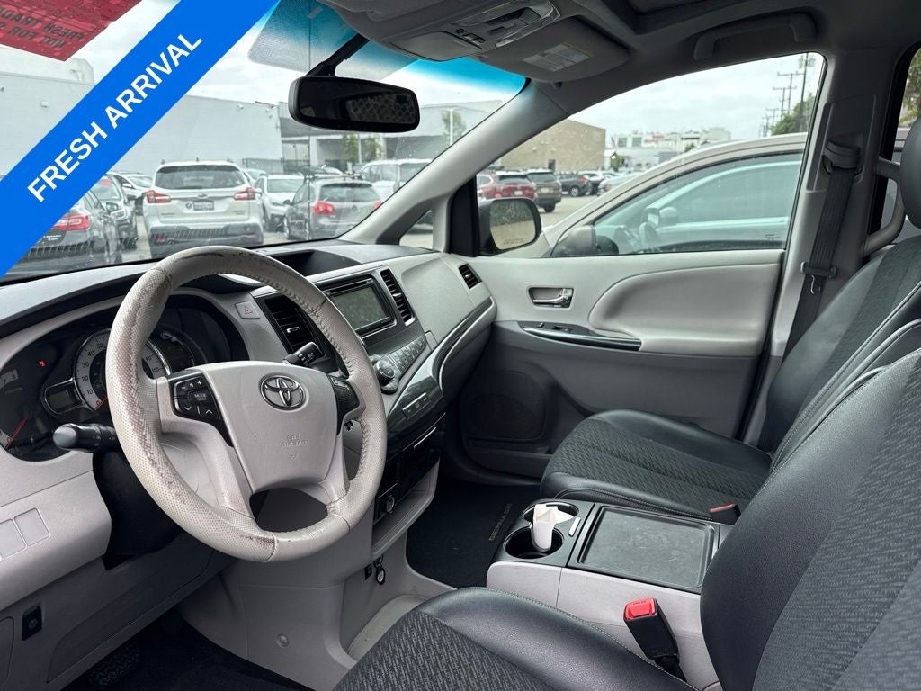 2014 Toyota Sienna SE 8 Passenger